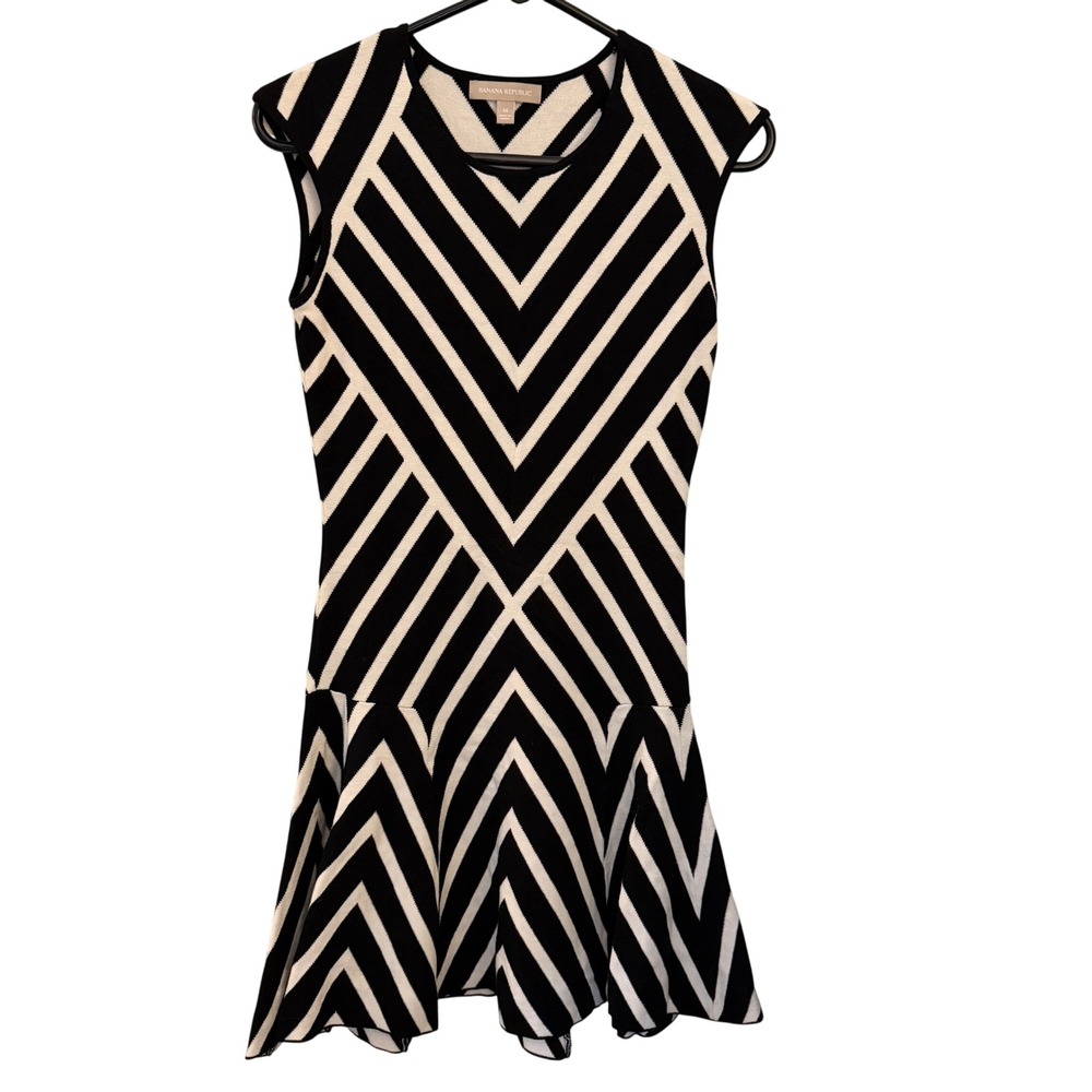 Banana Republic Knit Dress Womens Medium Black White Chevron Fit Flare Excellent